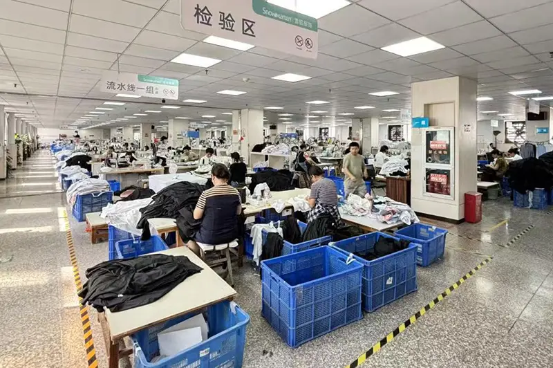 Custom logo shirt production workshop